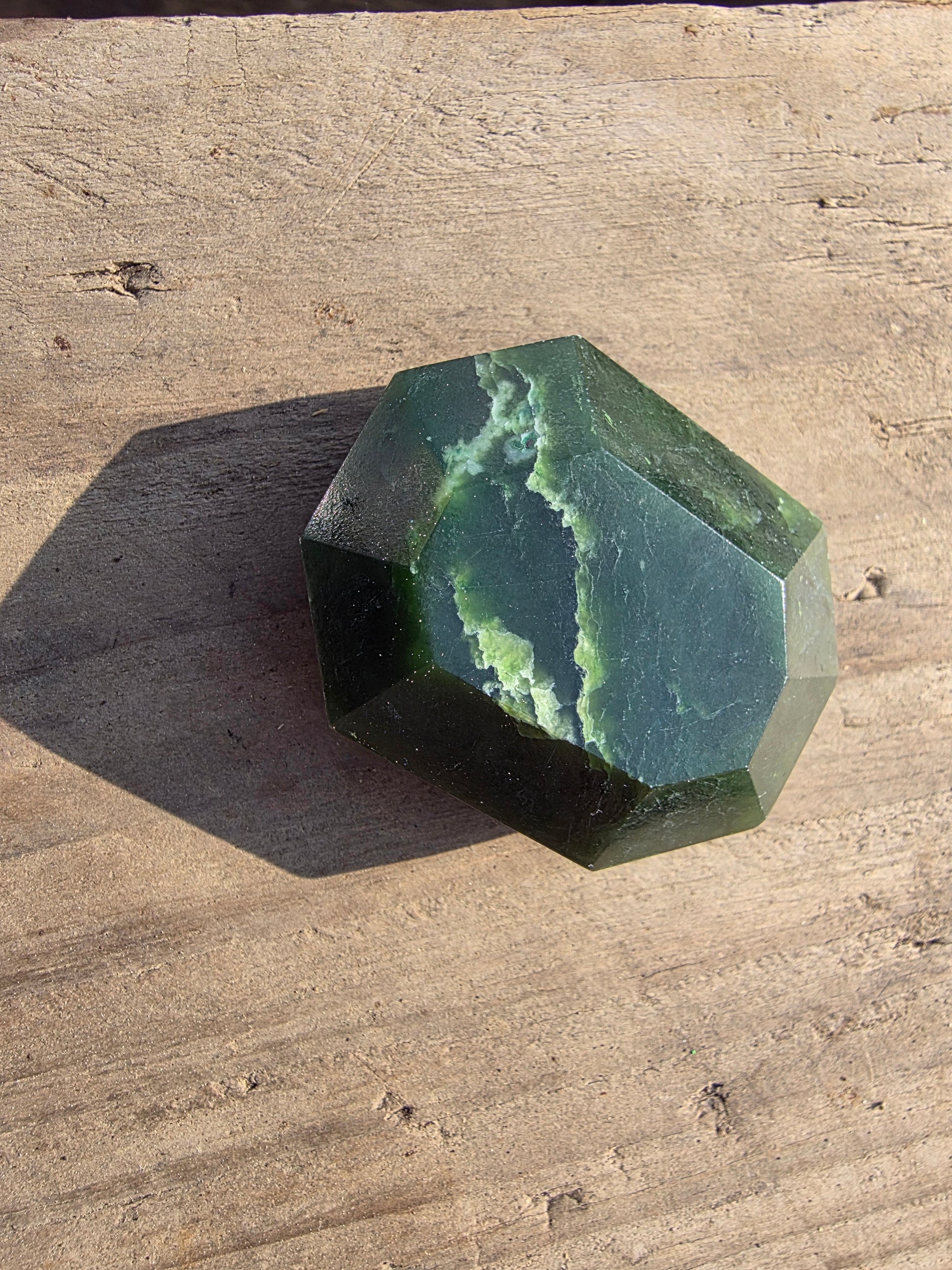 Pierre facetée en jade néphrite du Canada Cristal Roche