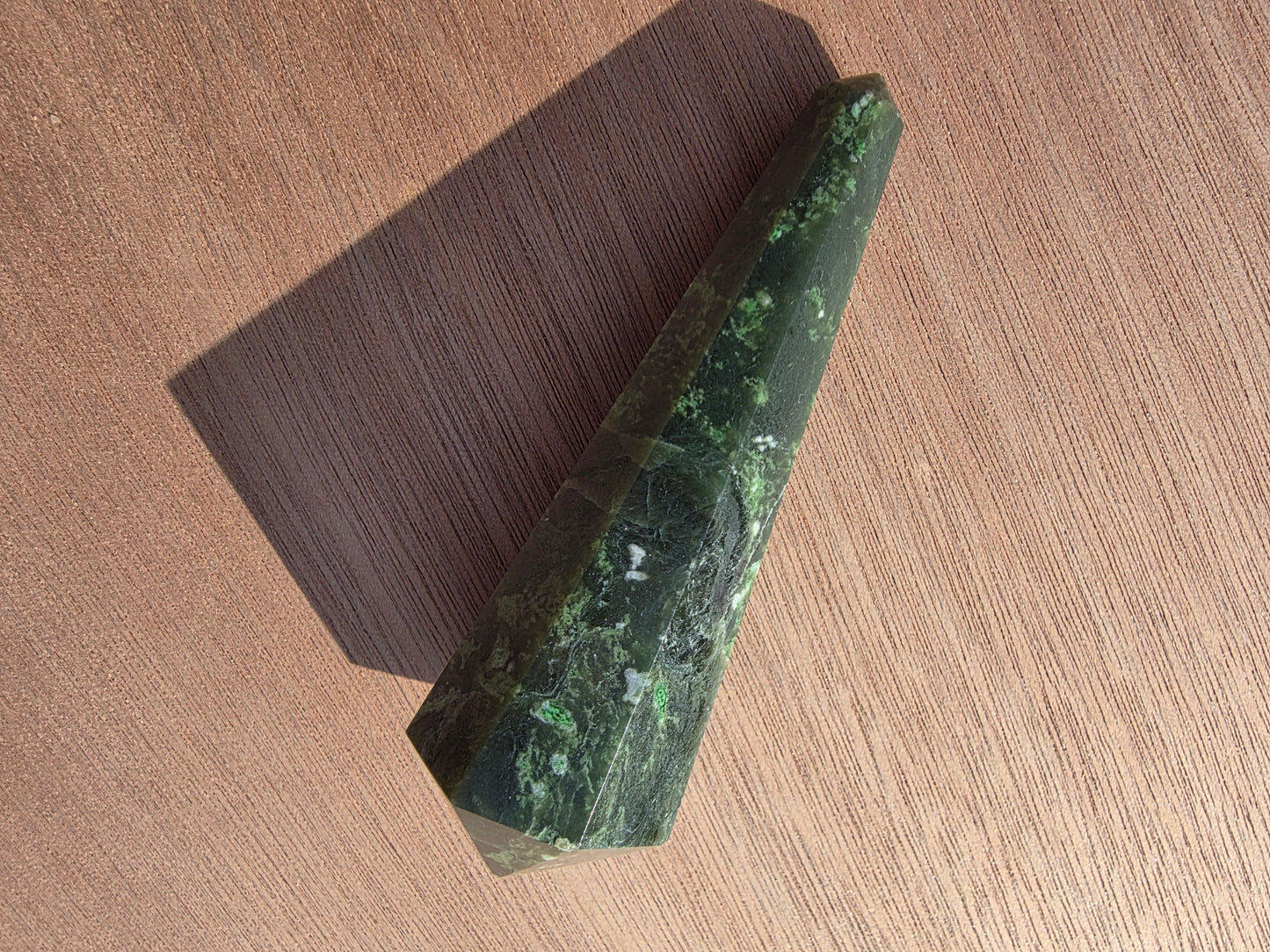 Vogel en jade néphrite du Canada Cristal Roche
