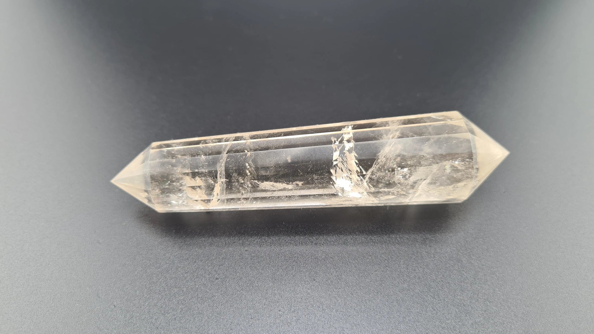 Cristal de quartz fumé - 16 facettes - 10.3 x 2.3 cm - 79.8g Ma boutique