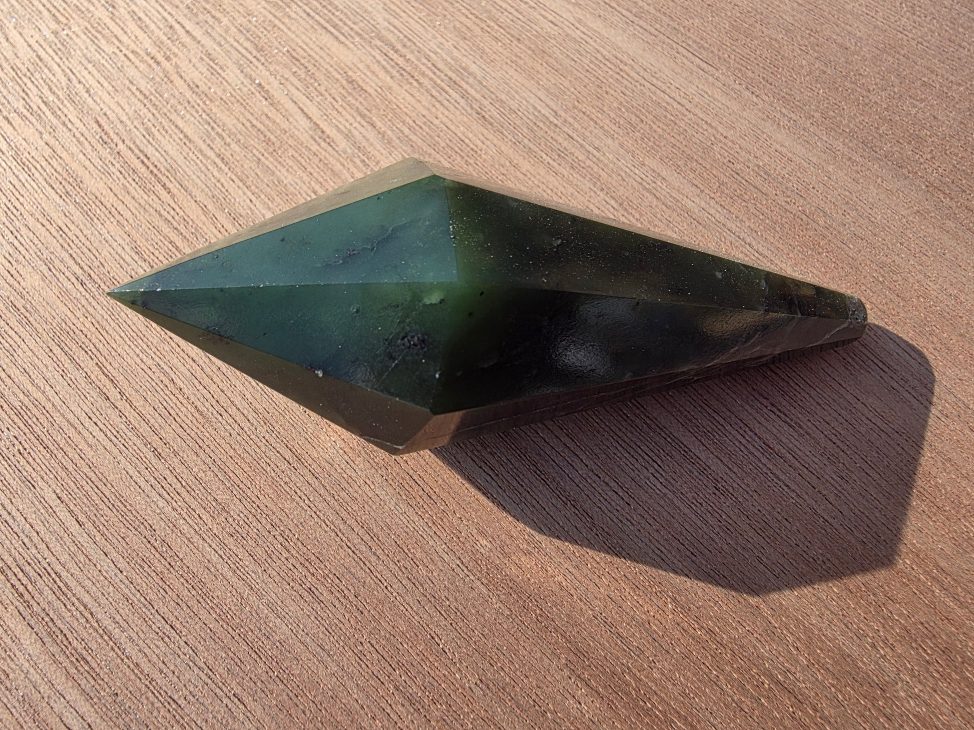 Vogel en jade néphrite du Canada Cristal Roche