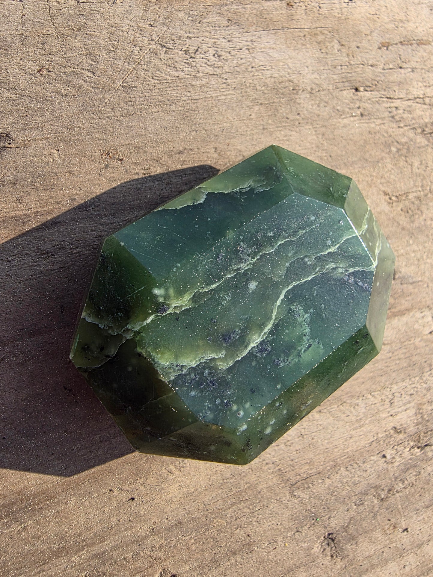 Pierre facetée en jade néphrite du Canada Cristal Roche
