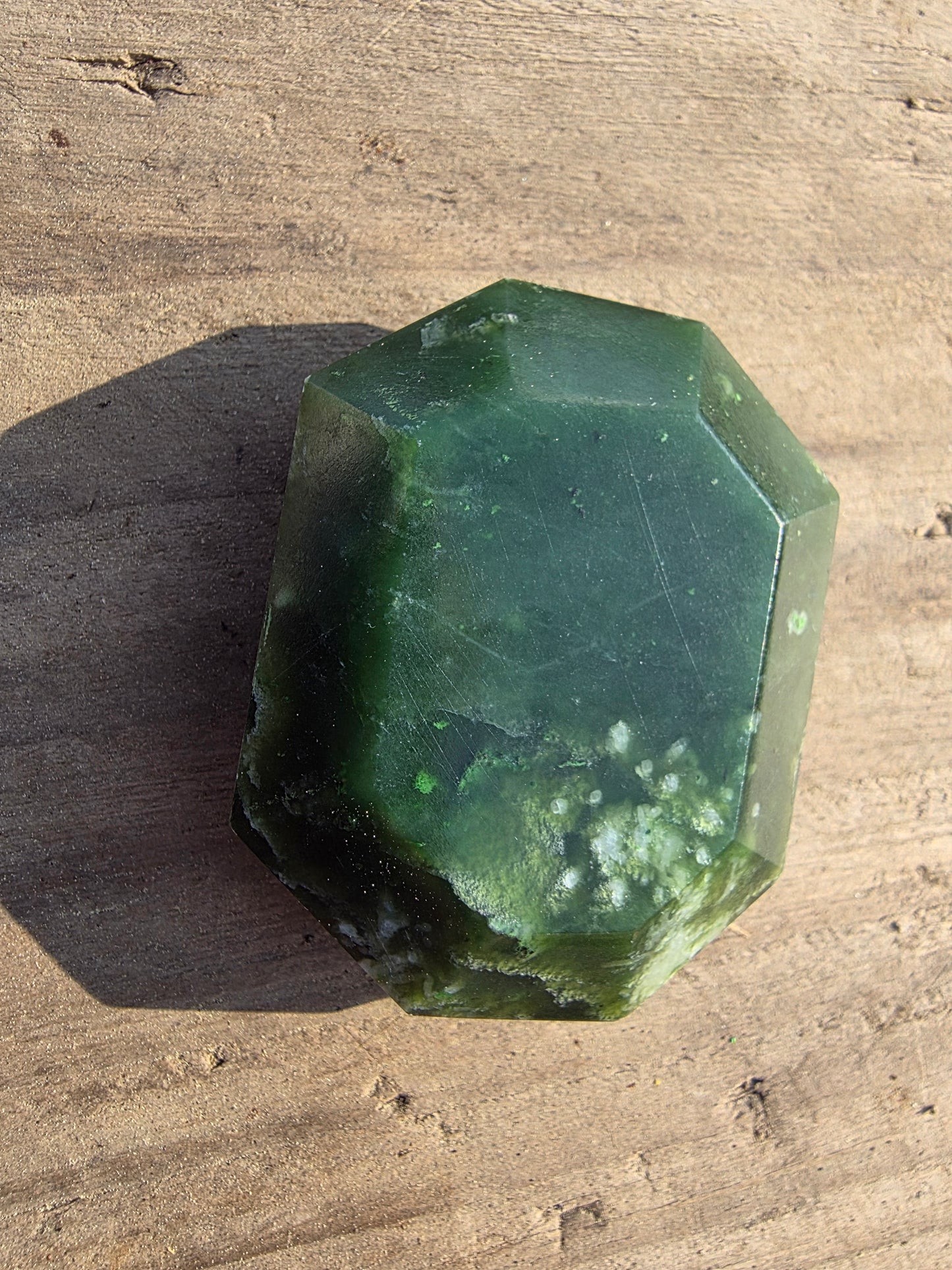 Pierre facetée en jade néphrite du Canada Cristal Roche