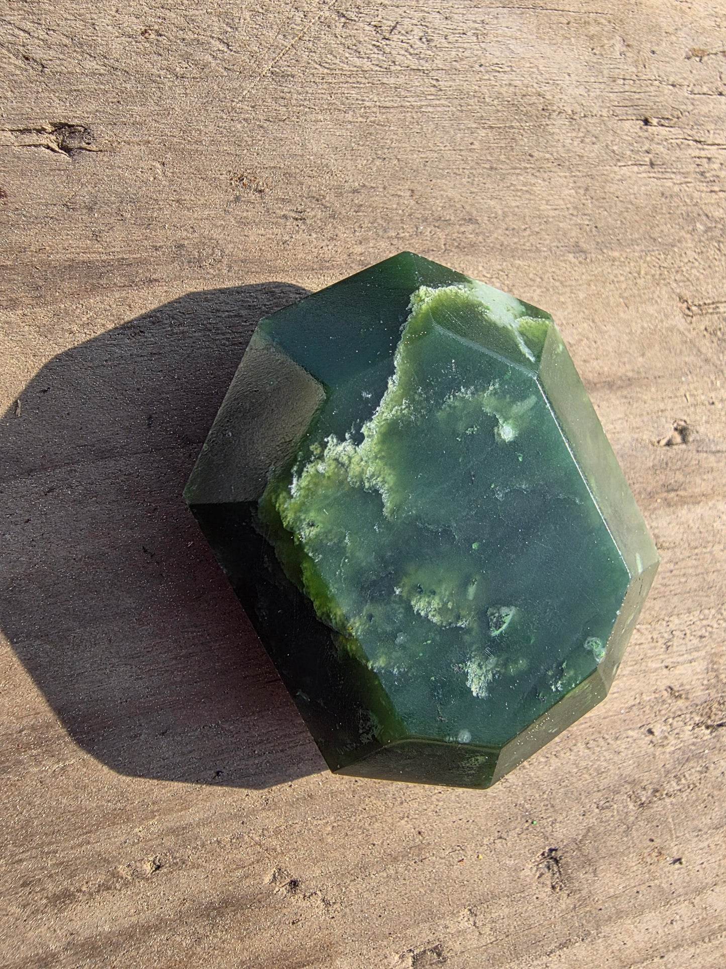 Pierre facetée en jade néphrite du Canada Cristal Roche