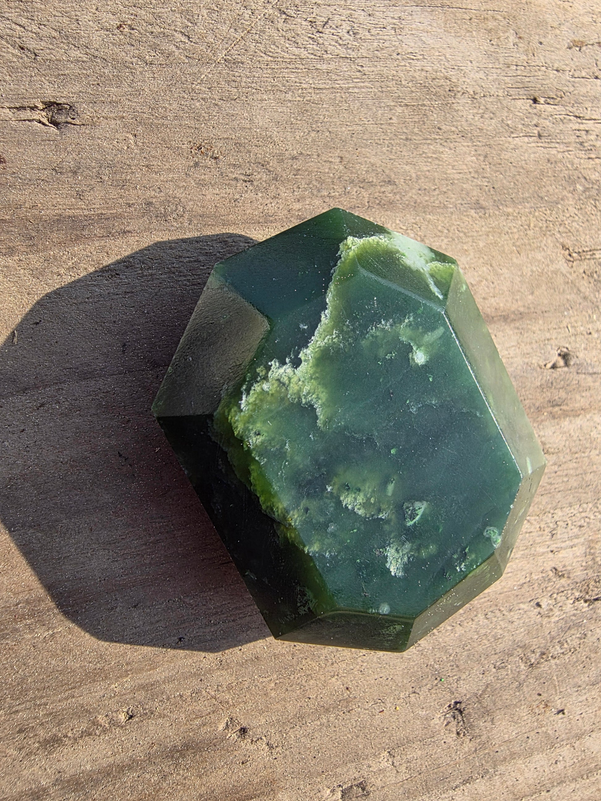 Pierre facetée en jade néphrite du Canada Cristal Roche
