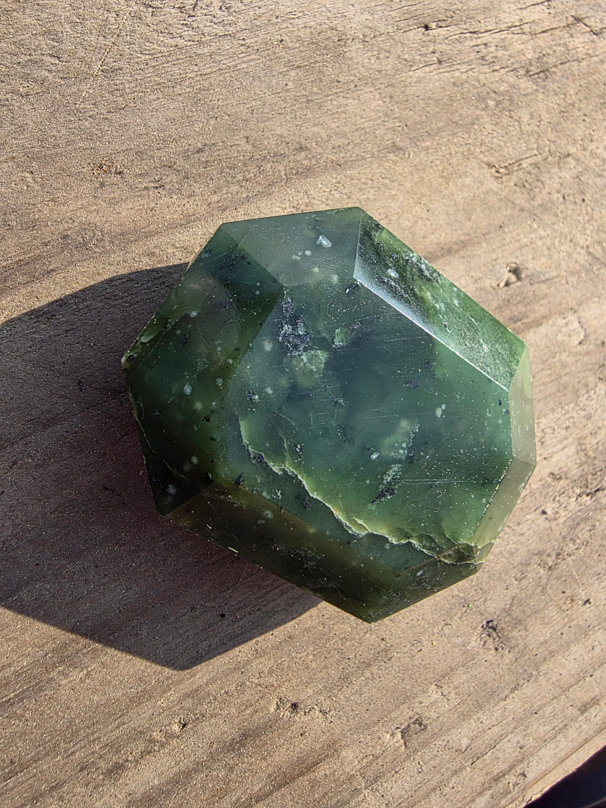 Pierre facetée en jade néphrite du Canada Cristal Roche