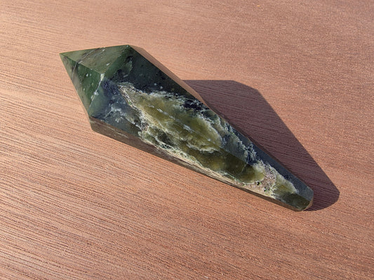 Vogel en jade néphrite du Canada Cristal Roche