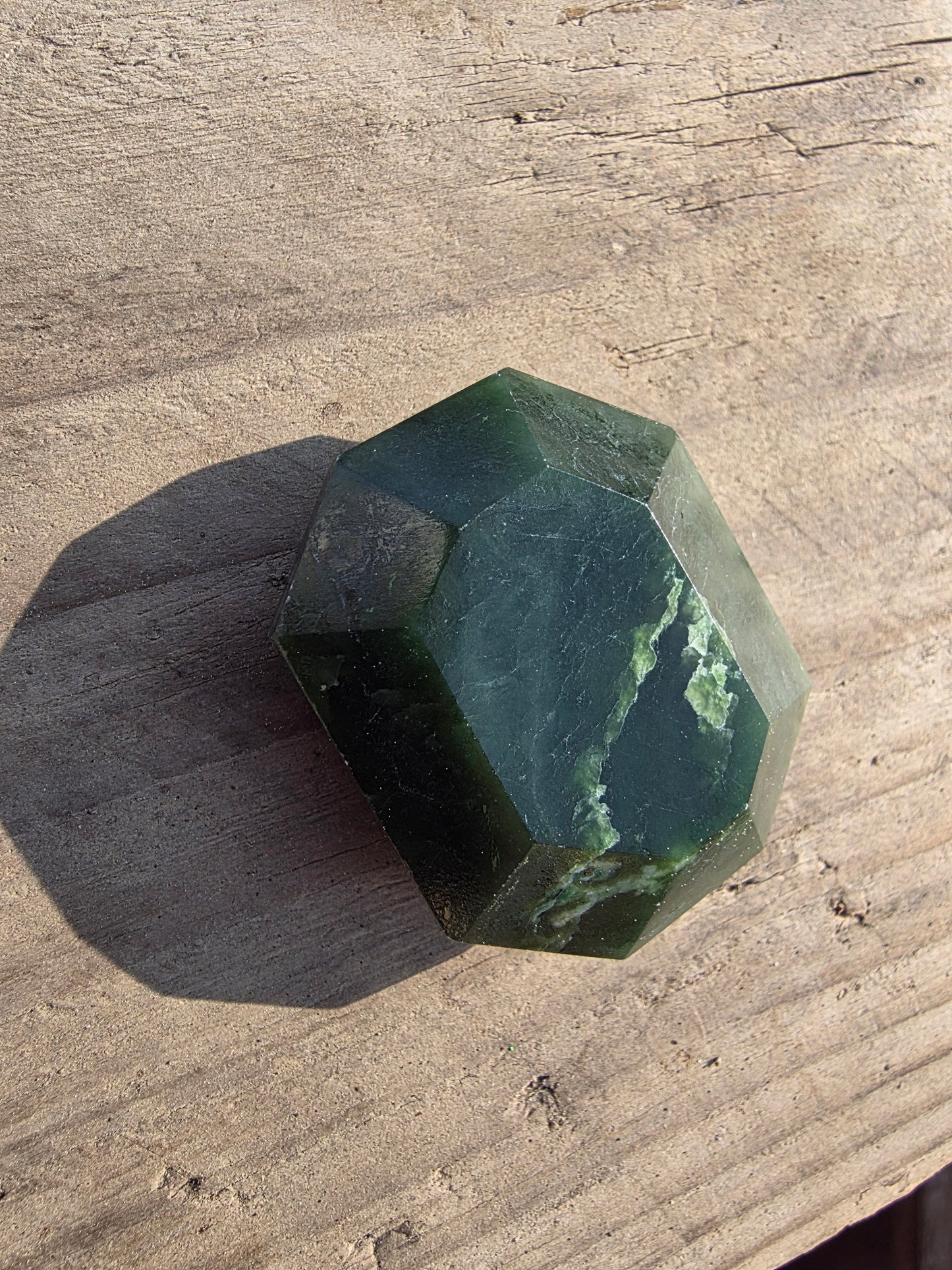 Pierre facetée en jade néphrite du Canada Cristal Roche