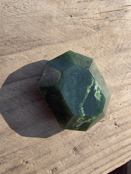 Pierre facetée en jade néphrite du Canada Cristal Roche