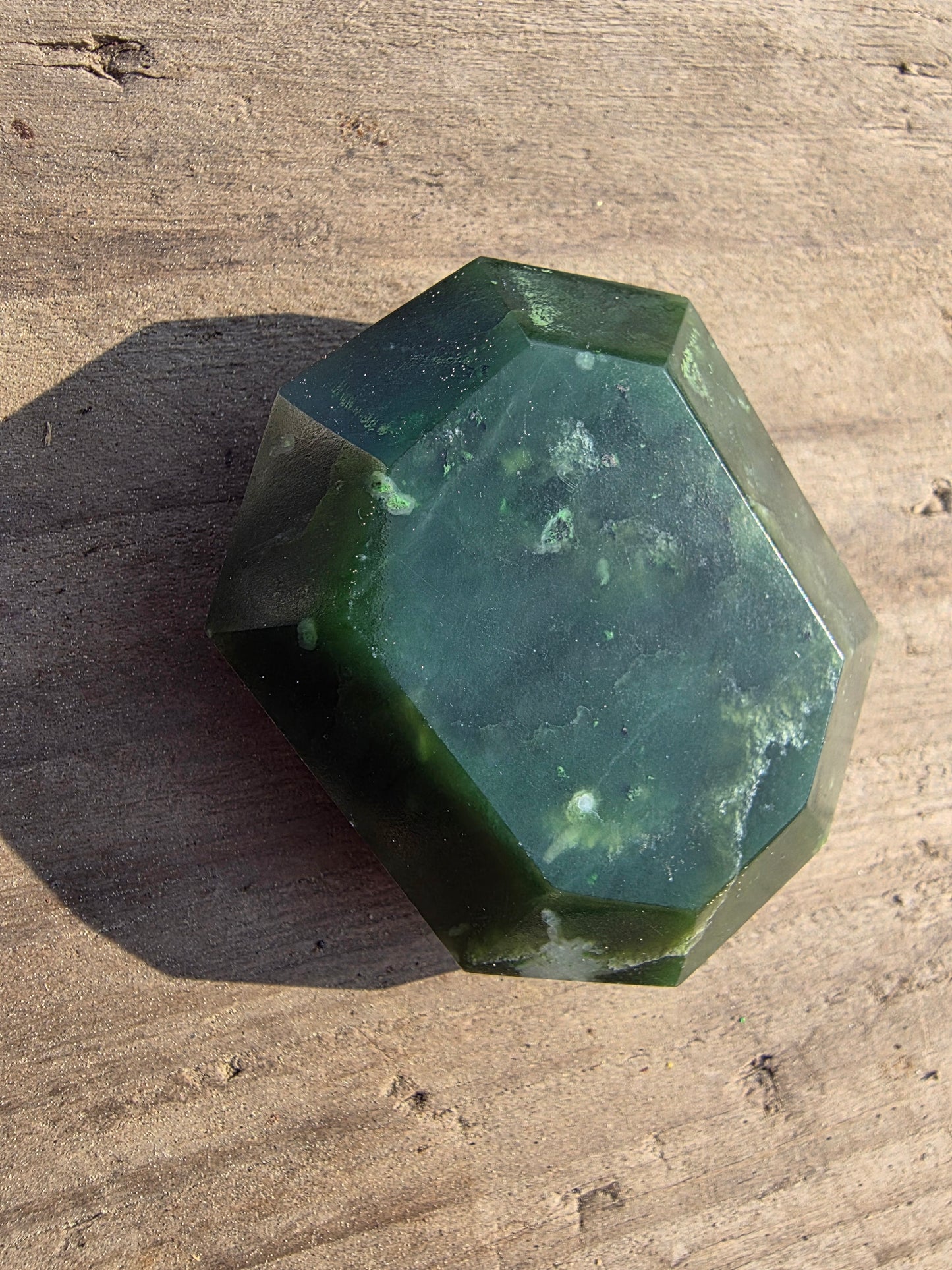 Pierre facetée en jade néphrite du Canada Cristal Roche