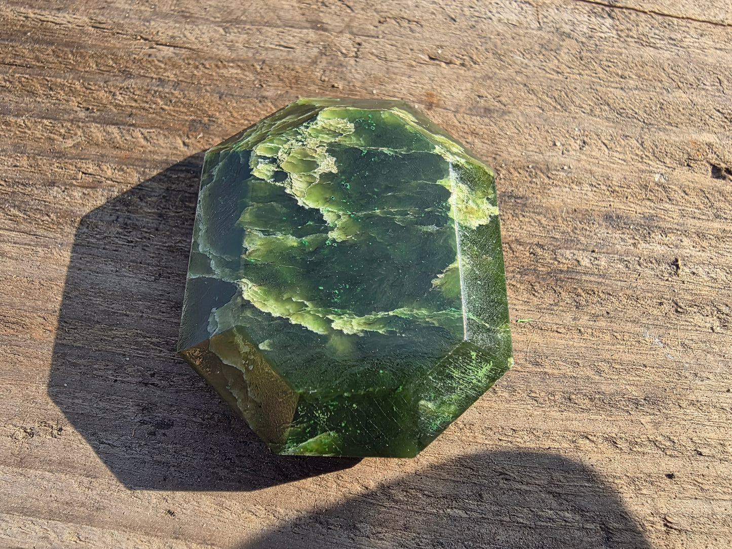 Pierre facetée en jade néphrite du Canada Cristal Roche