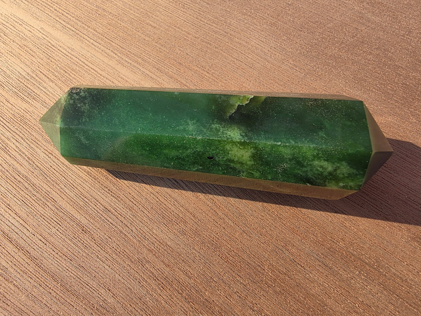 Vogel en jade néphrite du Canada Cristal Roche
