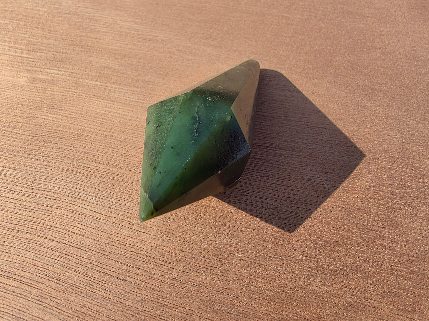 Vogel en jade néphrite du Canada Cristal Roche