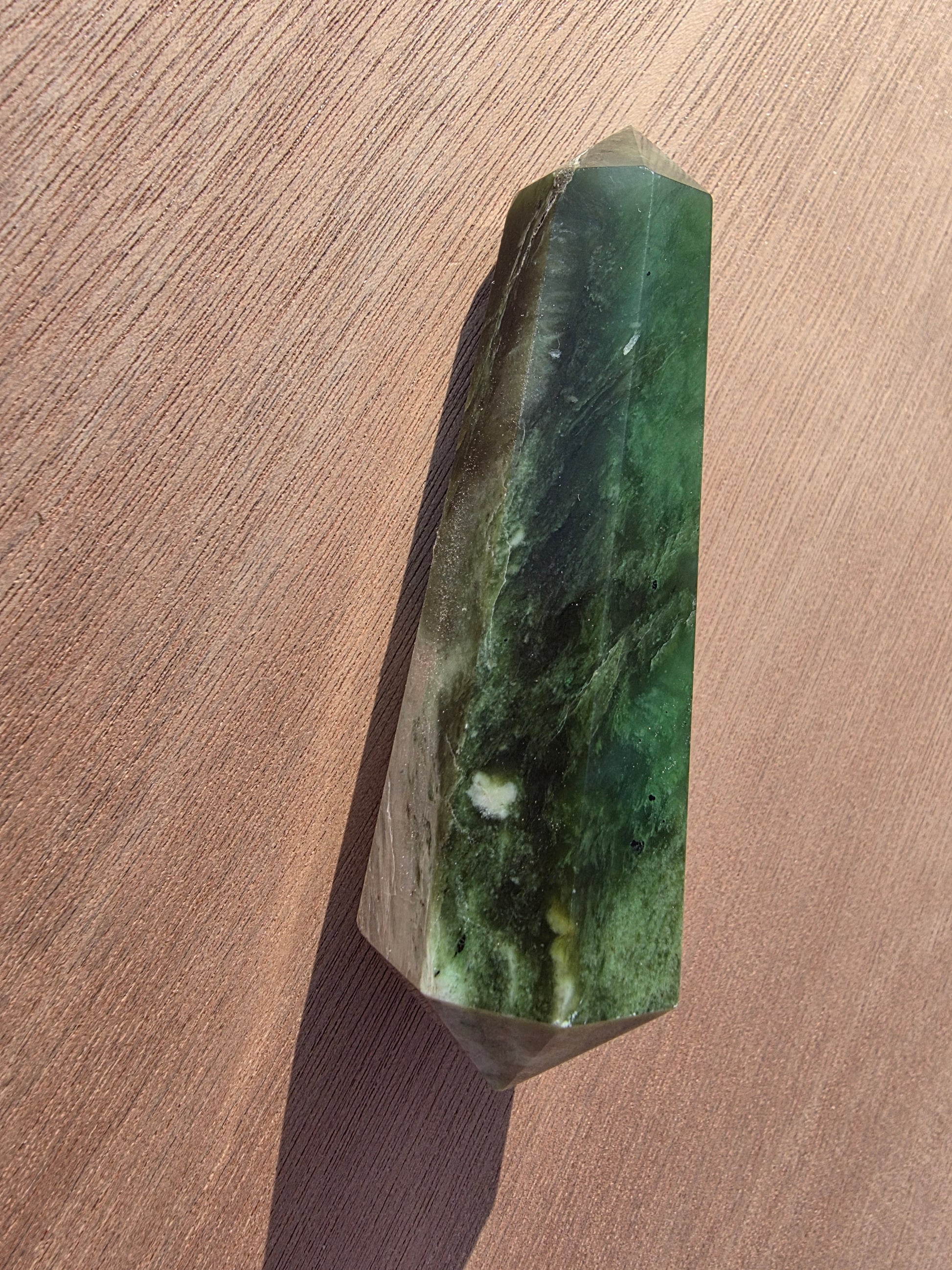Vogel en jade néphrite du Canada Cristal Roche