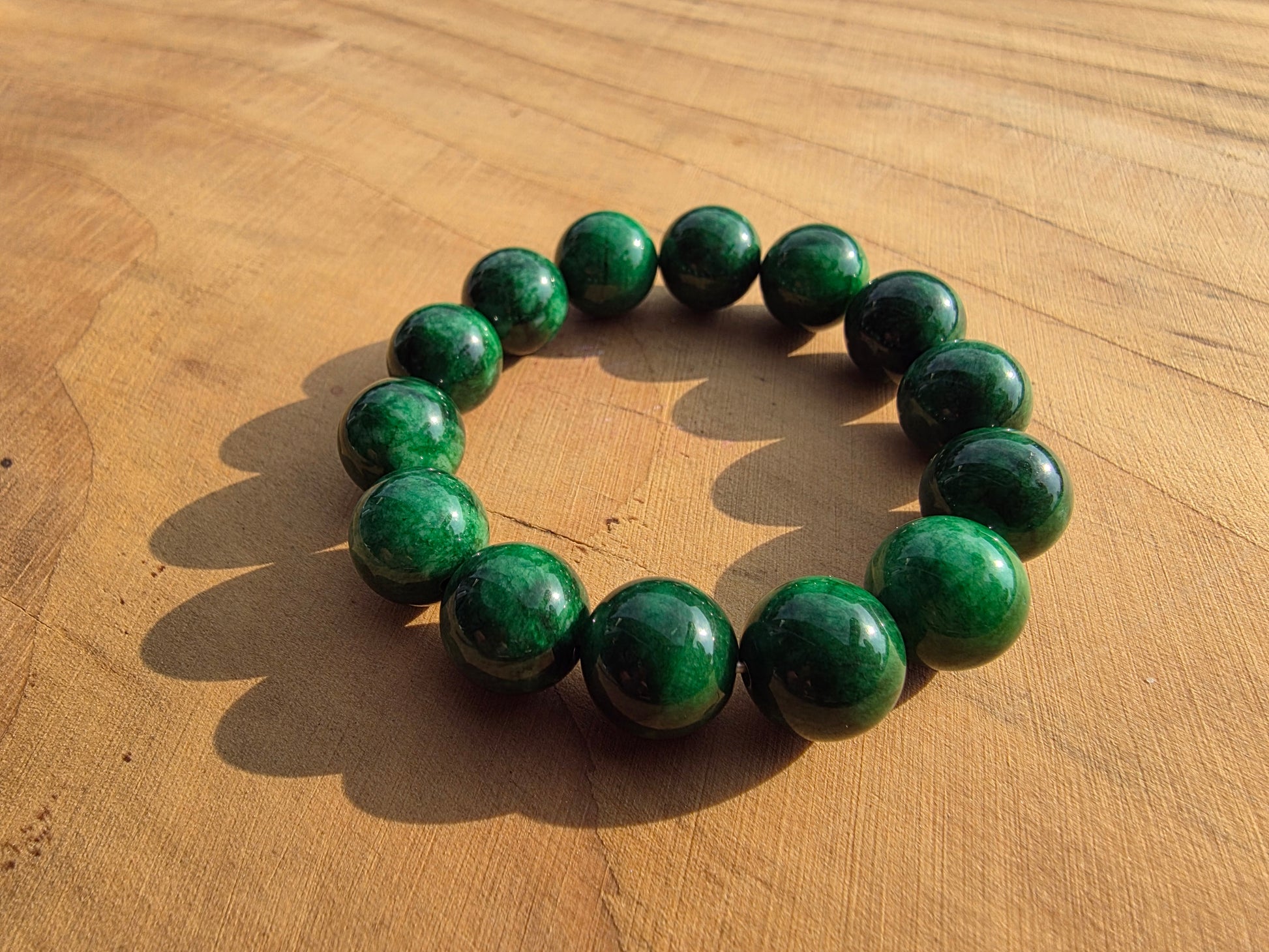 Bracelet en jade néphrite vert intense de Chine 12mm Cristal Roche