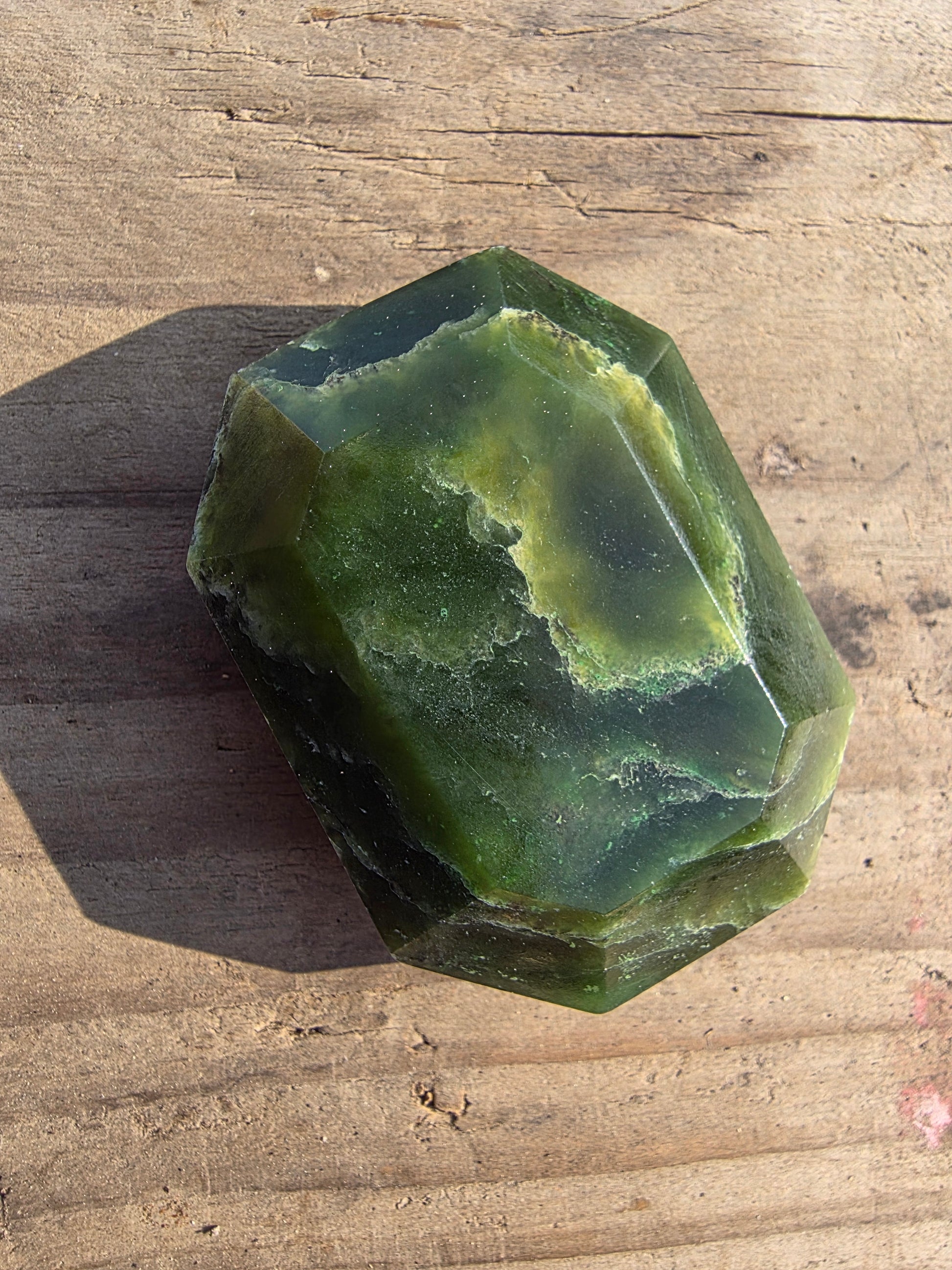 Pierre facetée en jade néphrite du Canada Cristal Roche