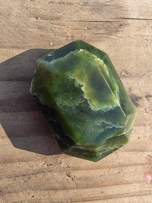 Pierre facetée en jade néphrite du Canada Cristal Roche