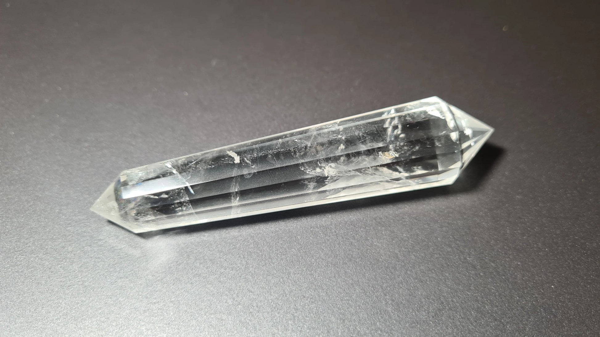 Cristal de quartz - 16 facettes - 10.7 x 2.3 cm - 73.9g Ma boutique