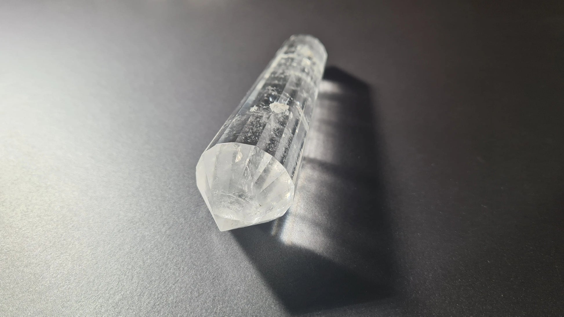 Cristal de quartz - 16 facettes - 12.1 x 2.9 cm - 126.9g Ma boutique