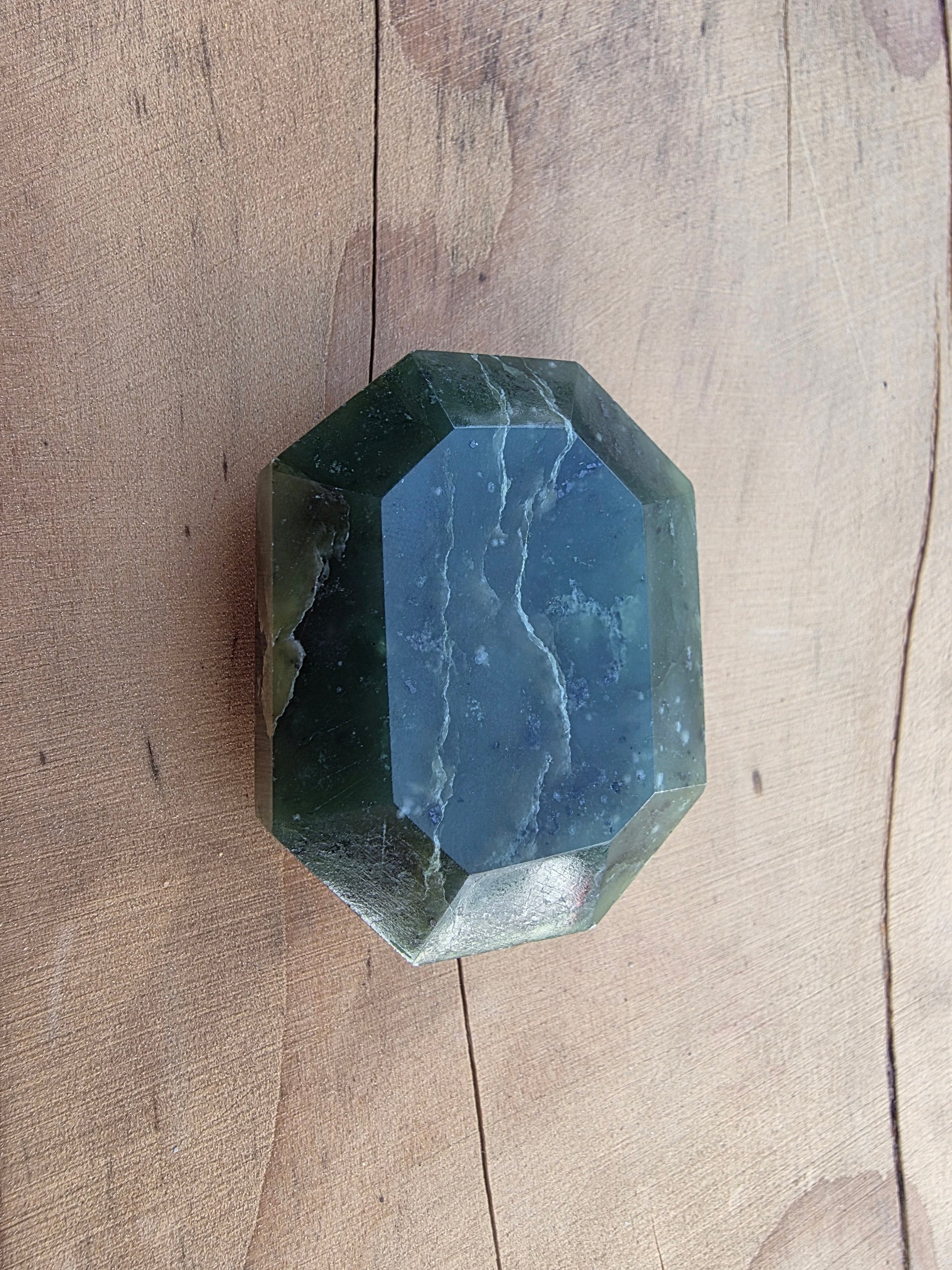 Pierre facetée en jade néphrite du Canada Cristal Roche