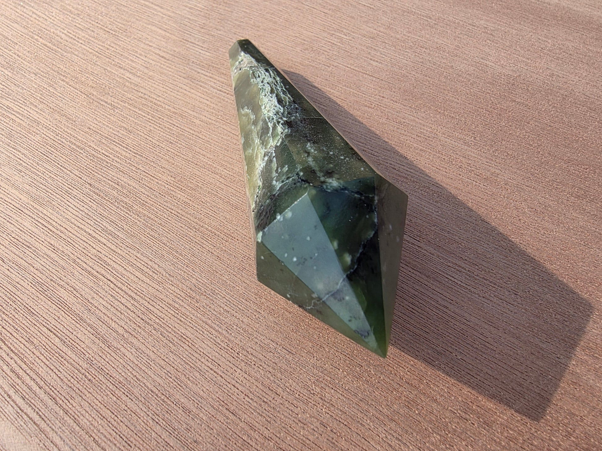 Vogel en jade néphrite du Canada Cristal Roche