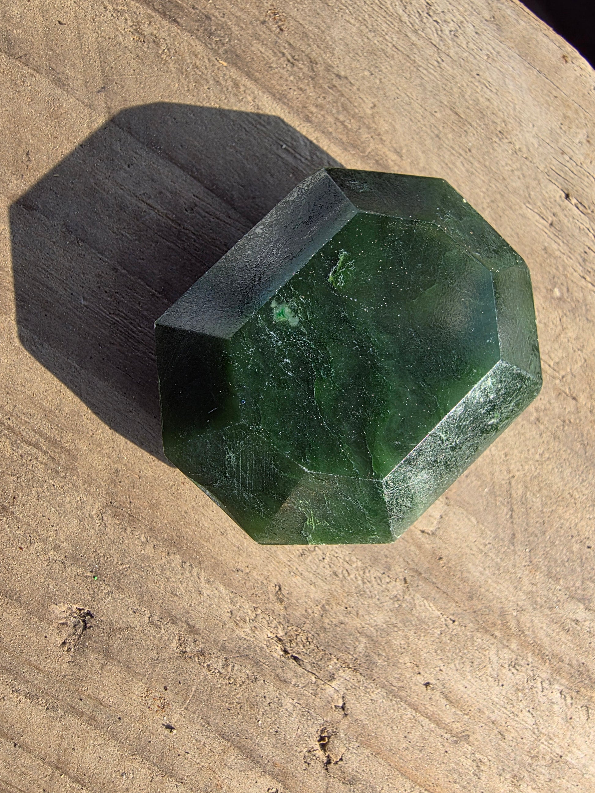 Pierre facetée en jade néphrite du Canada Cristal Roche