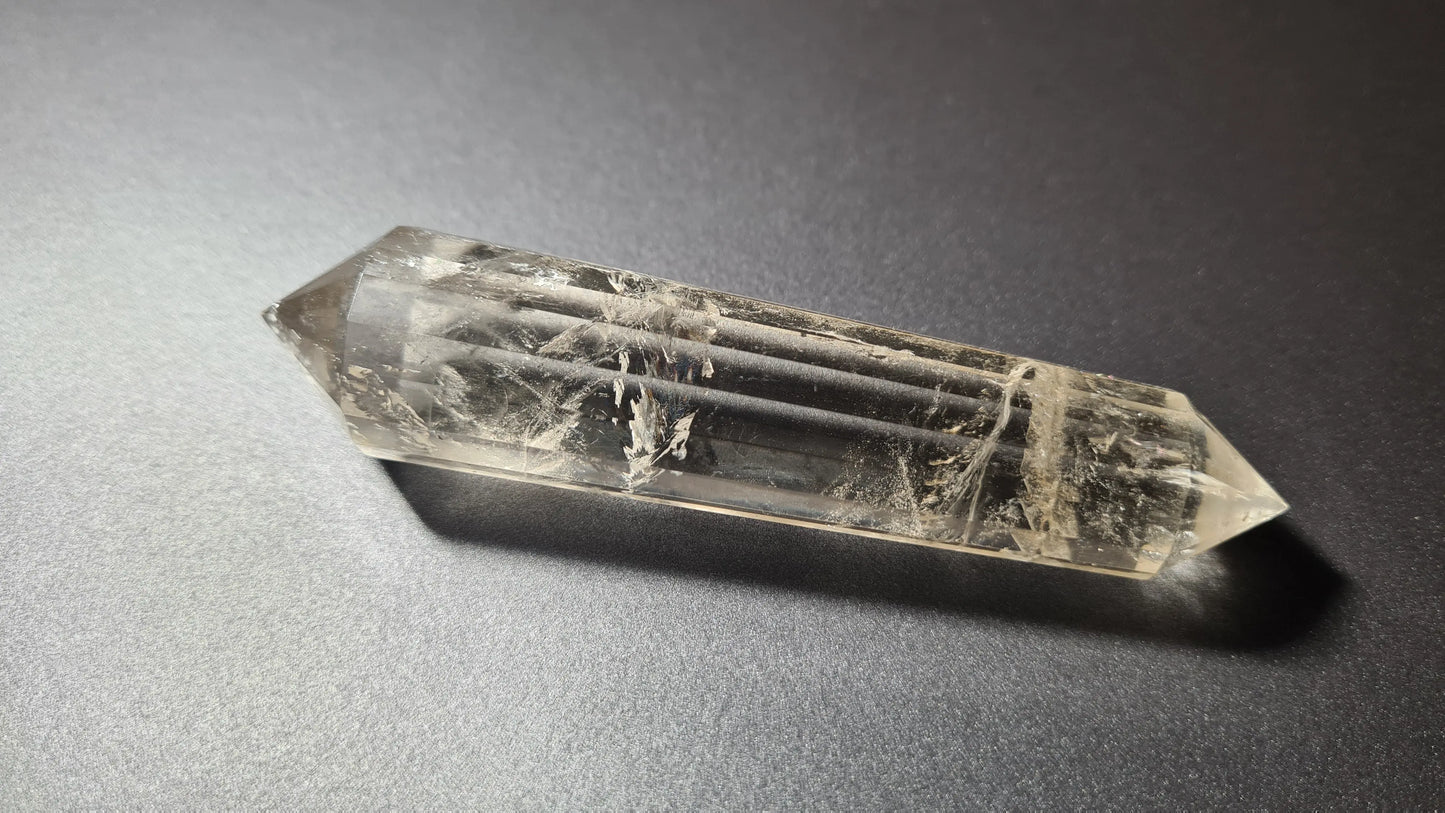 Cristal de quartz fumé - 16 facettes - 10.3 x 2.3 cm - 79.8g Ma boutique