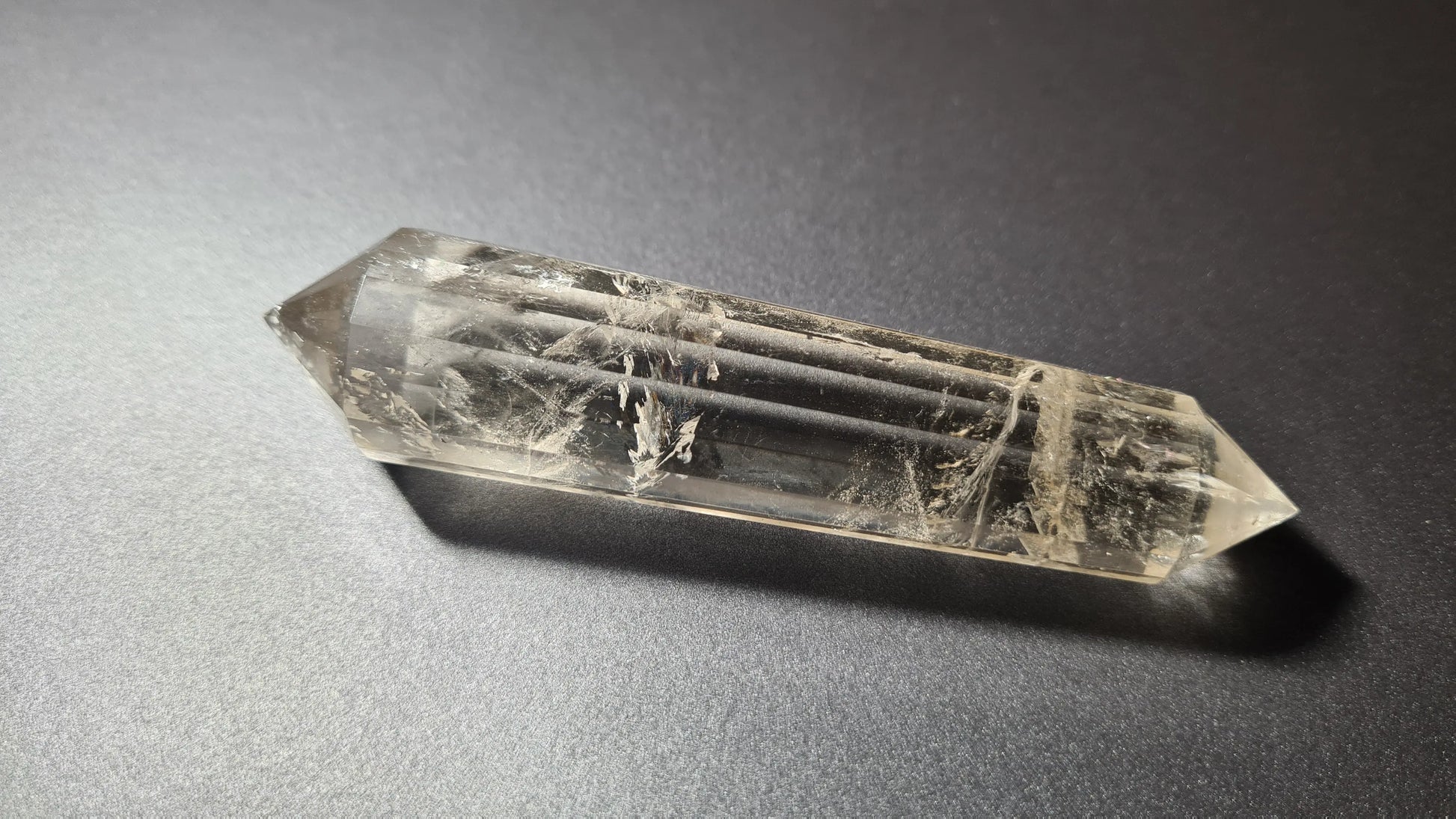 Cristal de quartz fumé - 16 facettes - 10.3 x 2.3 cm - 79.8g Ma boutique