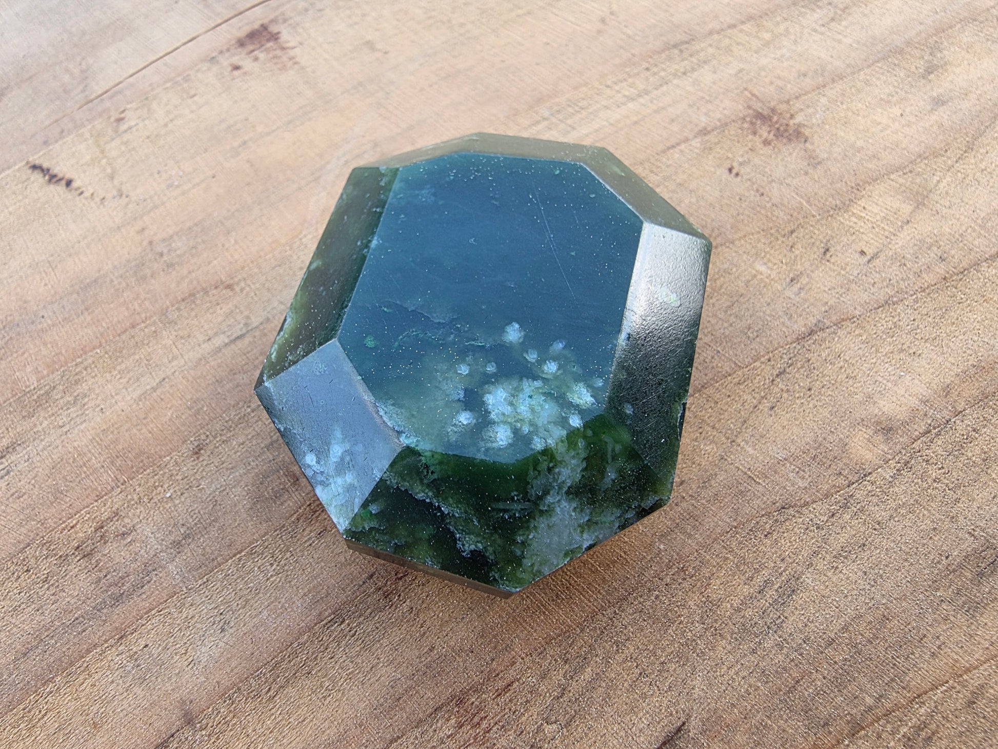 Pierre facetée en jade néphrite du Canada Cristal Roche