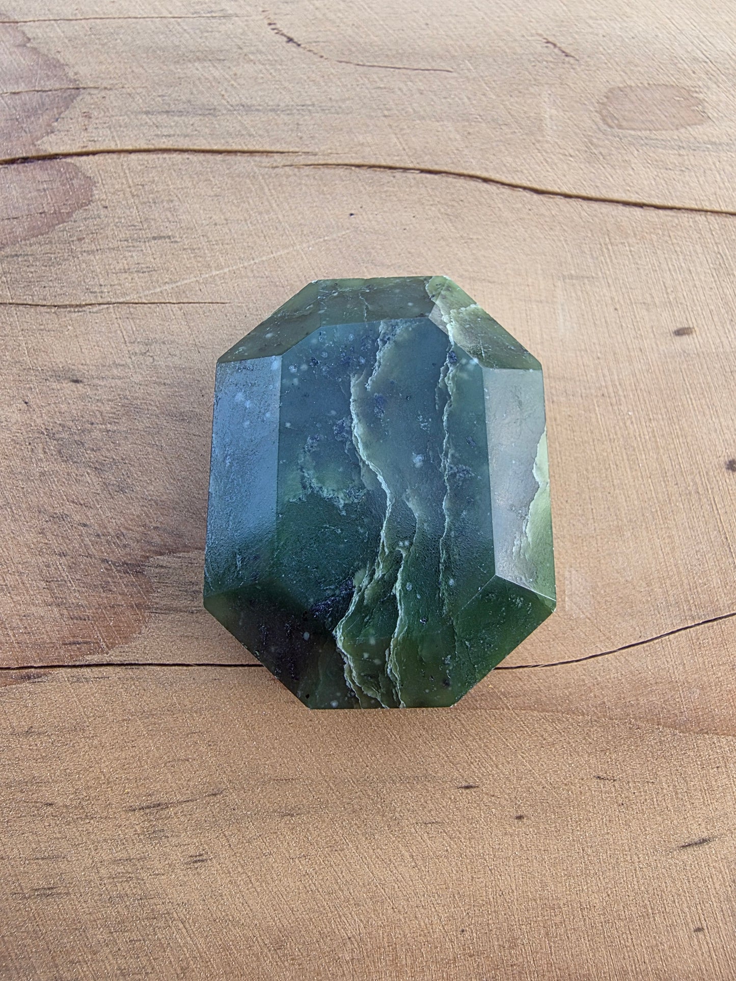 Pierre facetée en jade néphrite du Canada Cristal Roche
