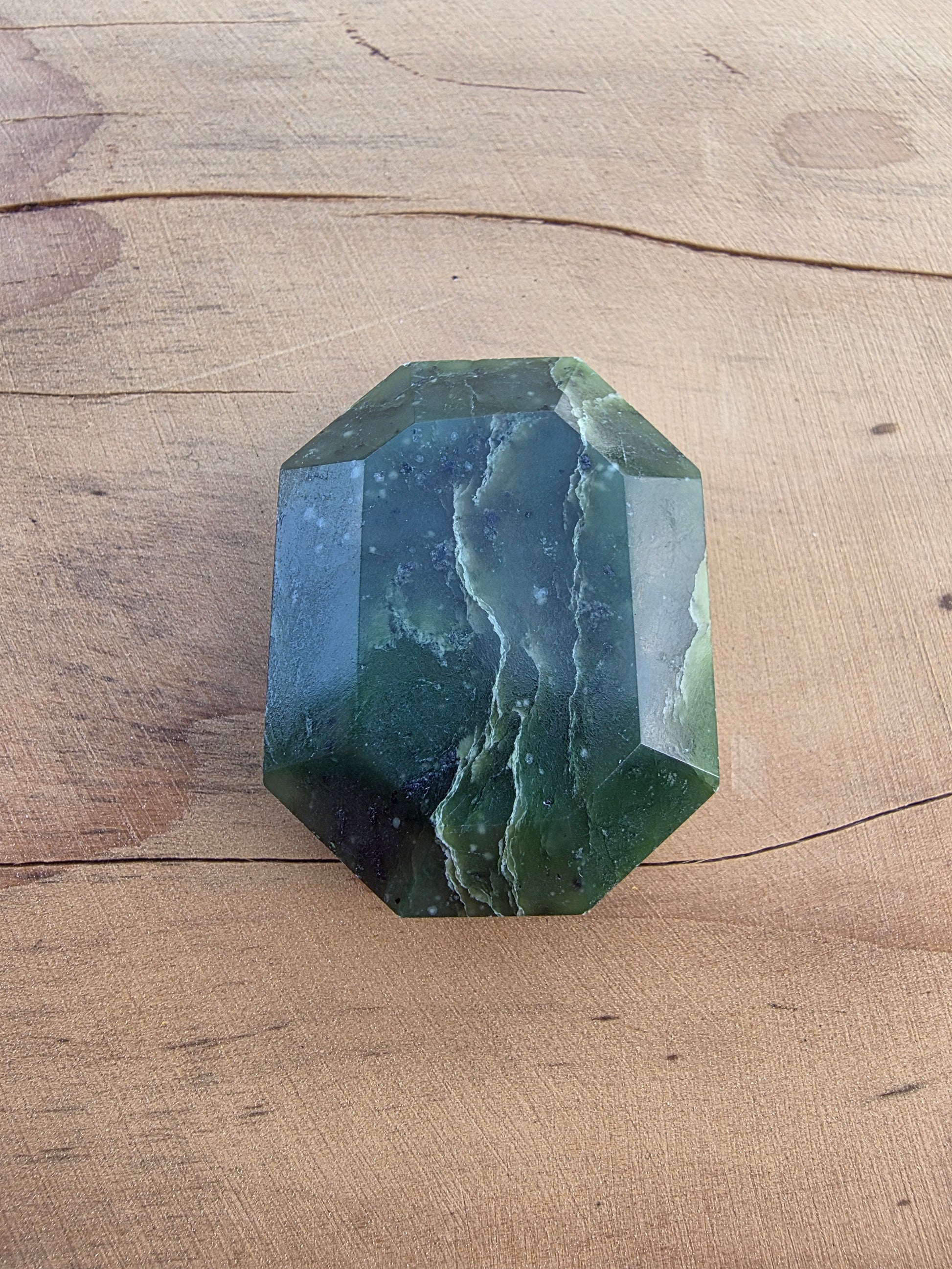 Pierre facetée en jade néphrite du Canada Cristal Roche