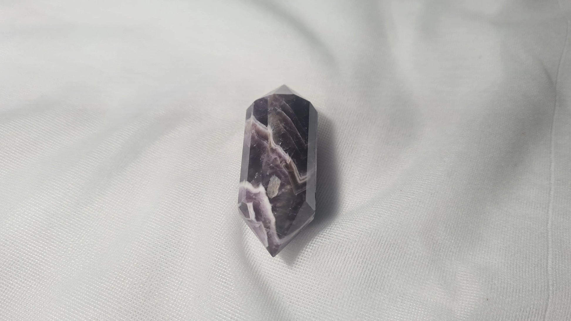 Améthyste taillée 12 facettes 5.5x2cm Cristal Roche