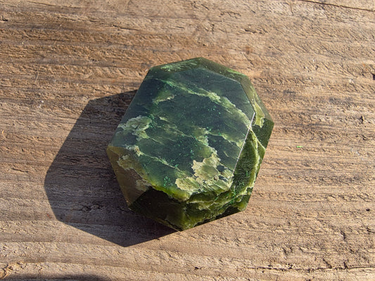 Pierre facetée en jade néphrite du Canada Cristal Roche