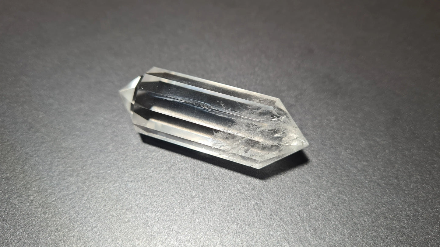 Cristal de quartz - 12 facettes - 5.6 x 1.8 cm - 30g Ma boutique