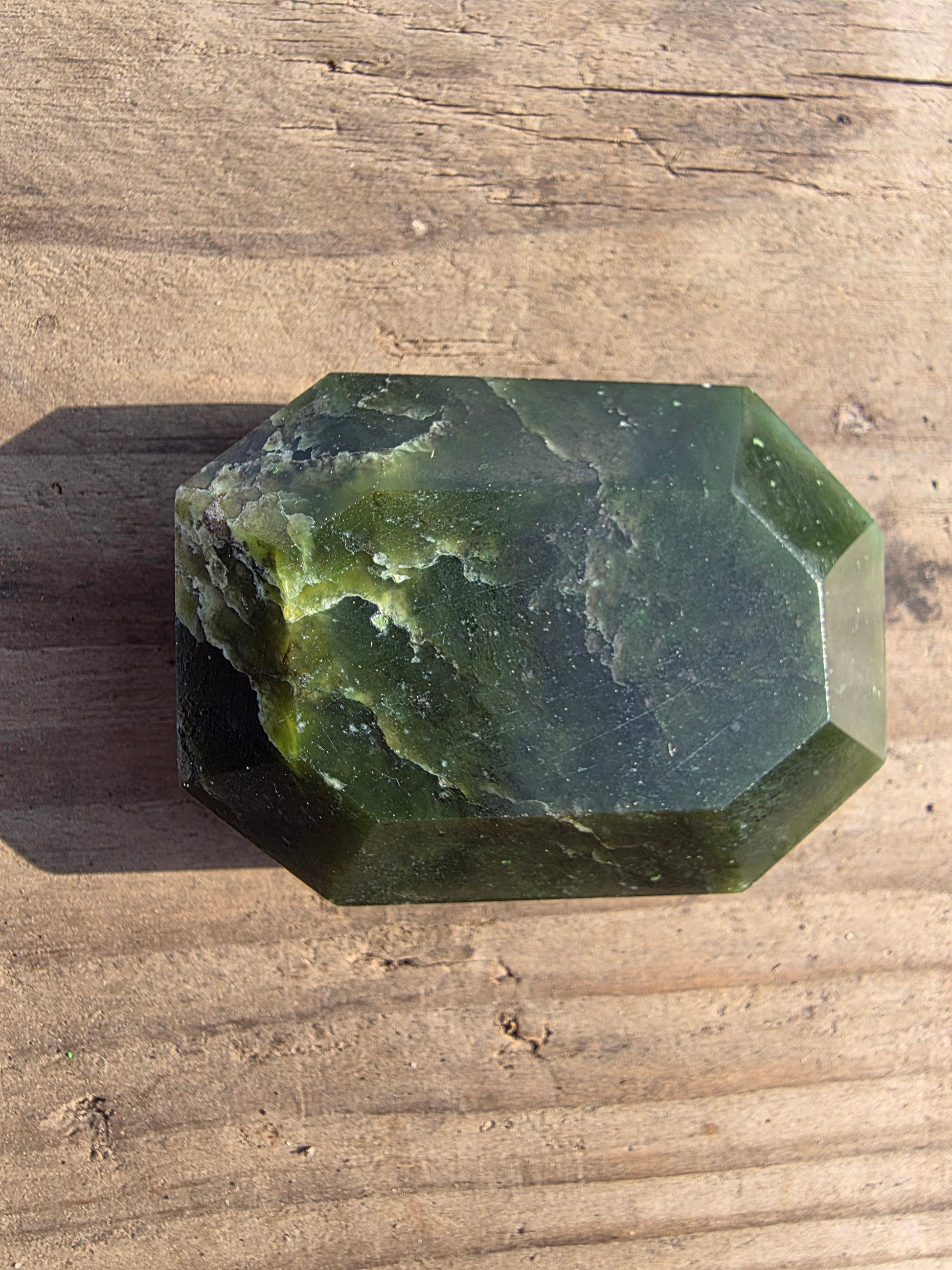 Pierre facetée en jade néphrite du Canada Cristal Roche