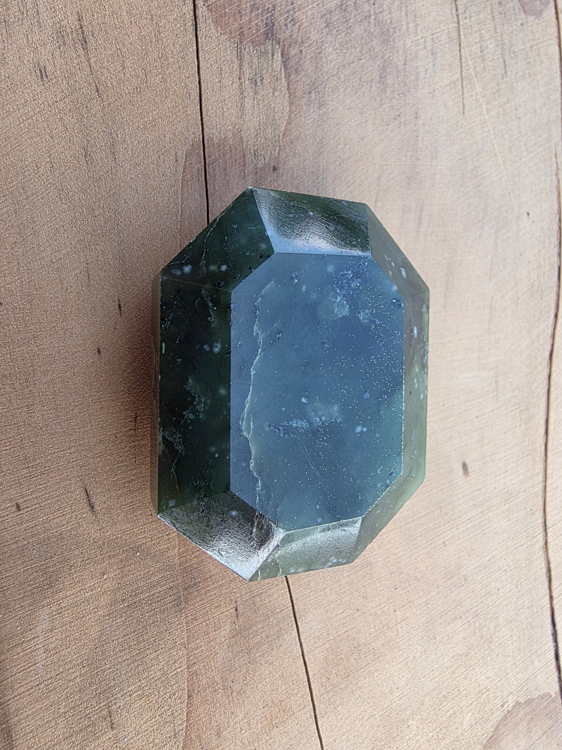 Pierre facetée en jade néphrite du Canada Cristal Roche