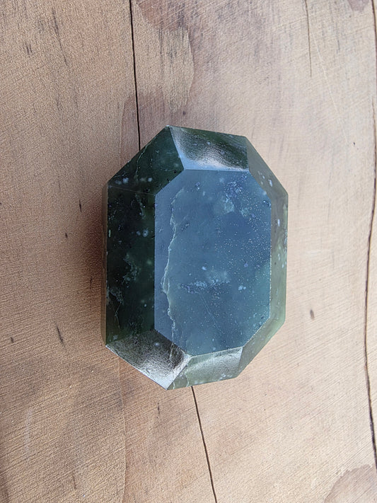 Pierre facetée en jade néphrite du Canada Cristal Roche