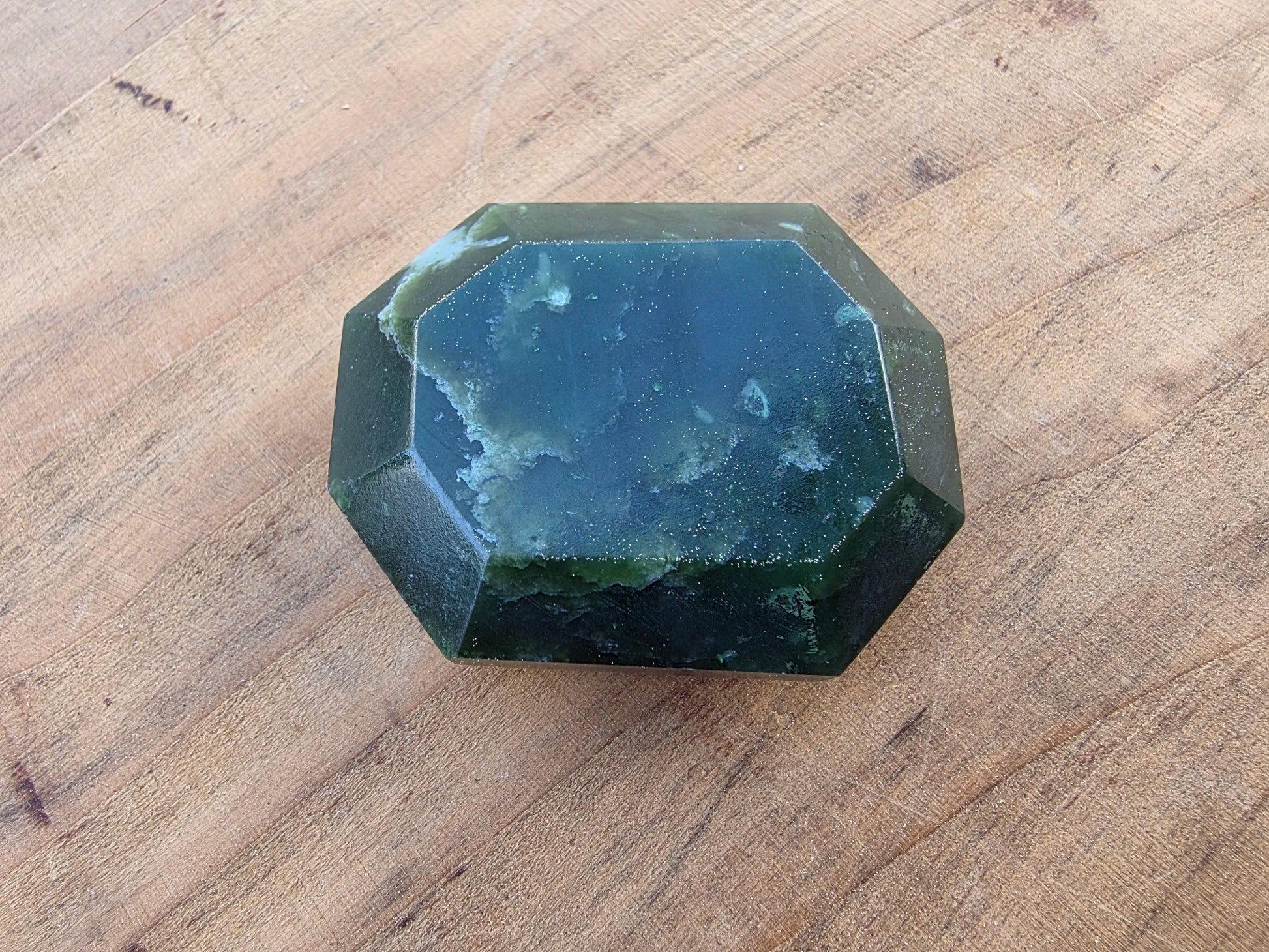Pierre facetée en jade néphrite du Canada Cristal Roche