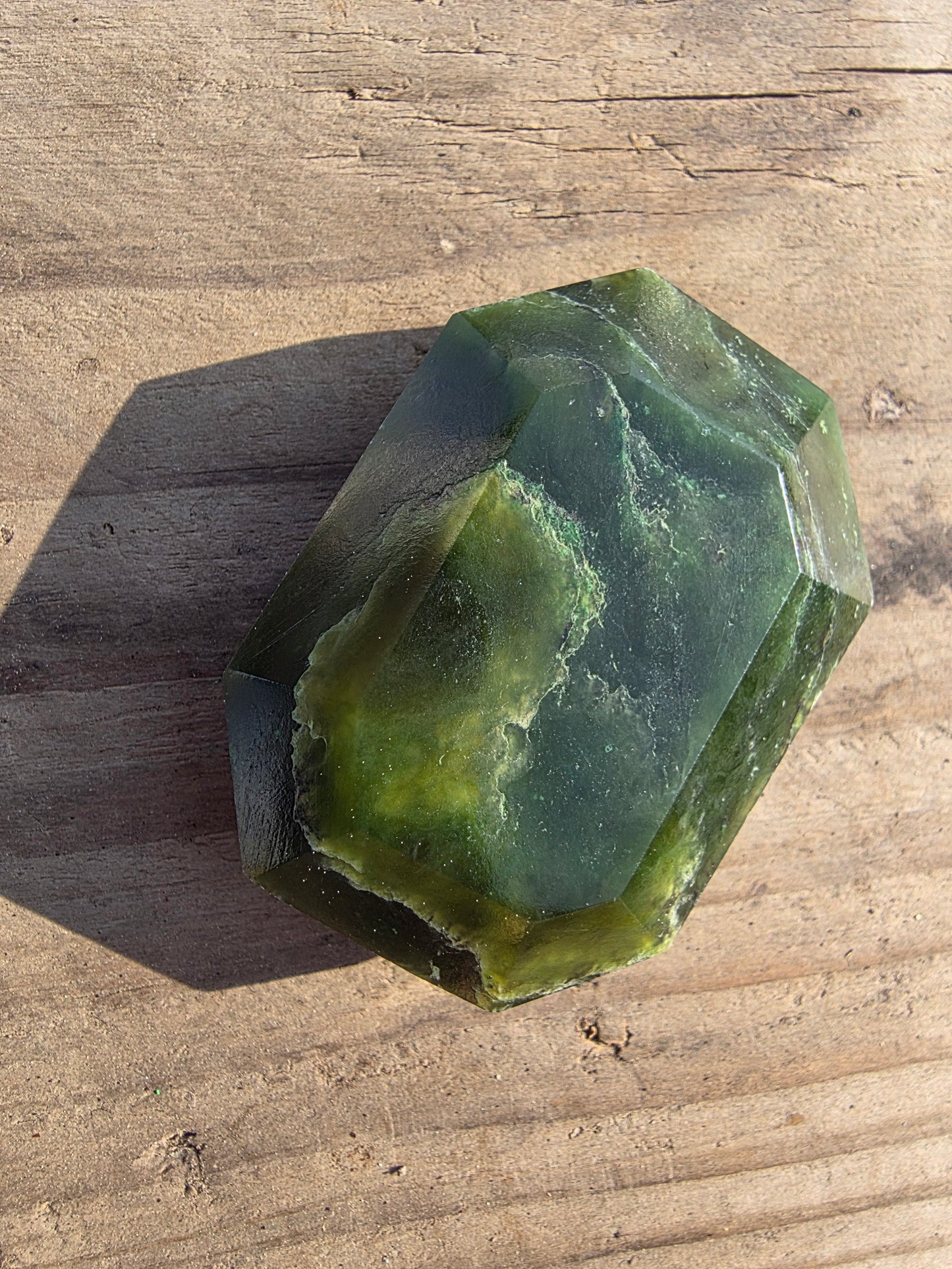 Pierre facetée en jade néphrite du Canada Cristal Roche