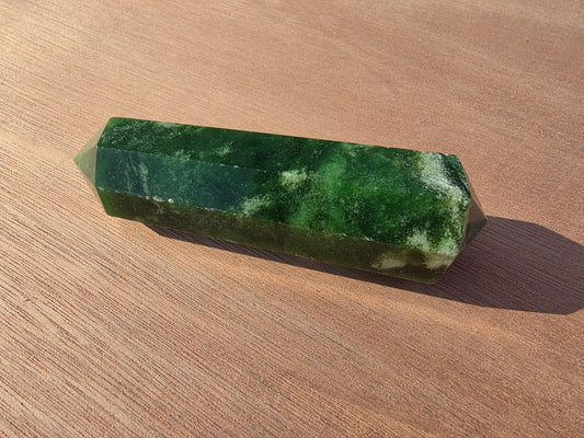 Vogel en jade néphrite du Canada Cristal Roche