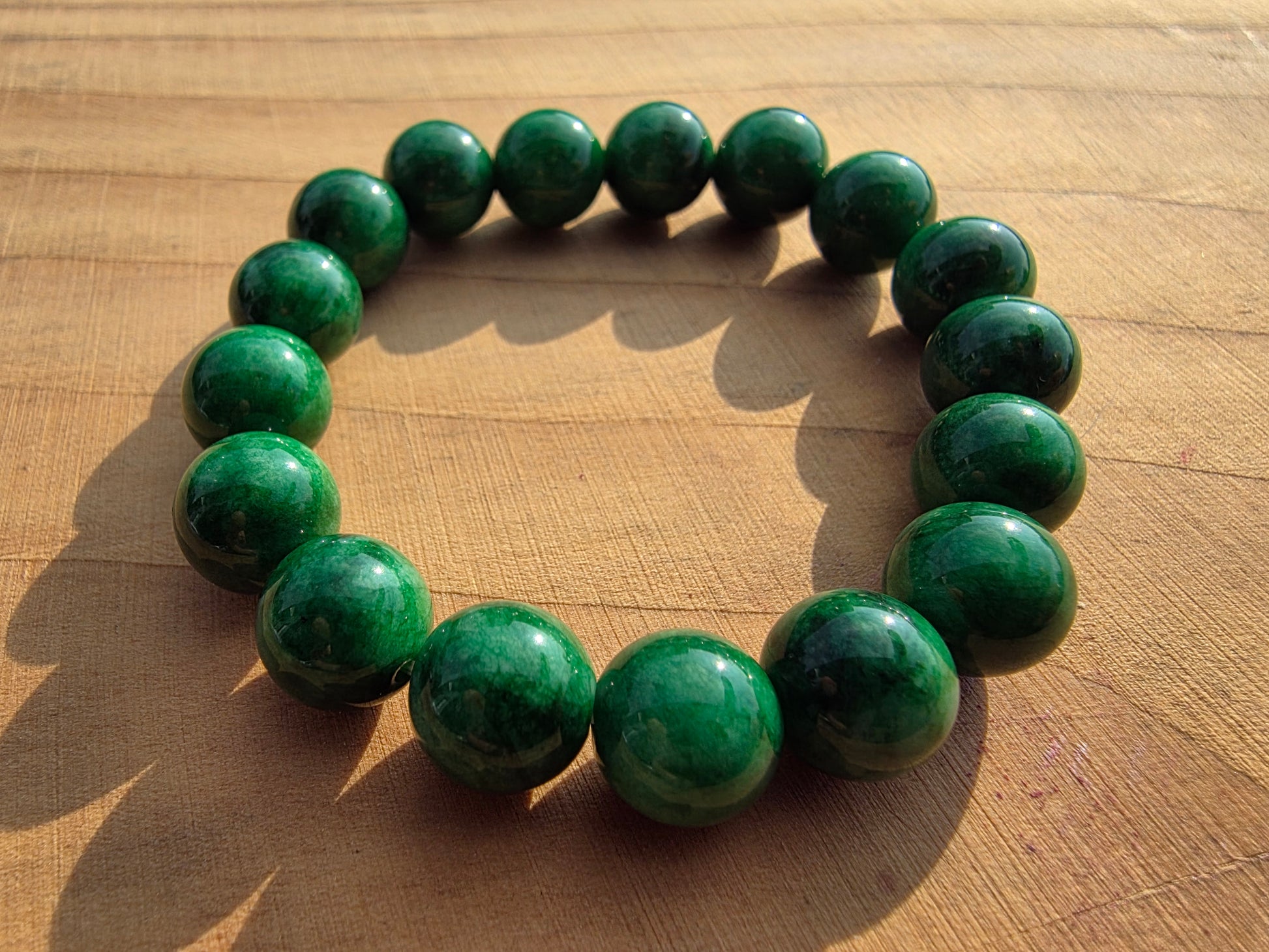 Bracelet en jade néphrite vert intense de Chine 10mm Cristal Roche
