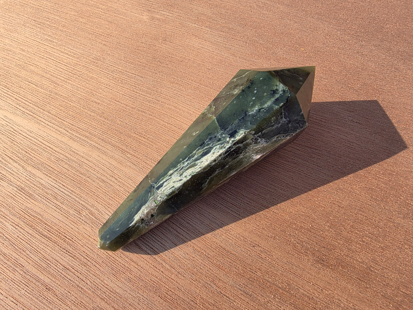 Vogel en jade néphrite du Canada Cristal Roche