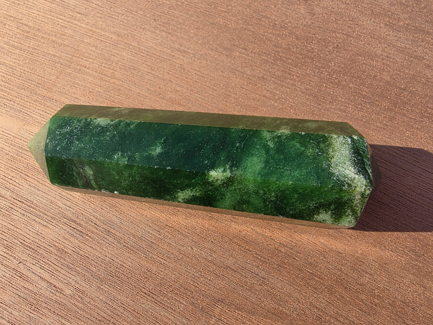 Vogel en jade néphrite du Canada Cristal Roche