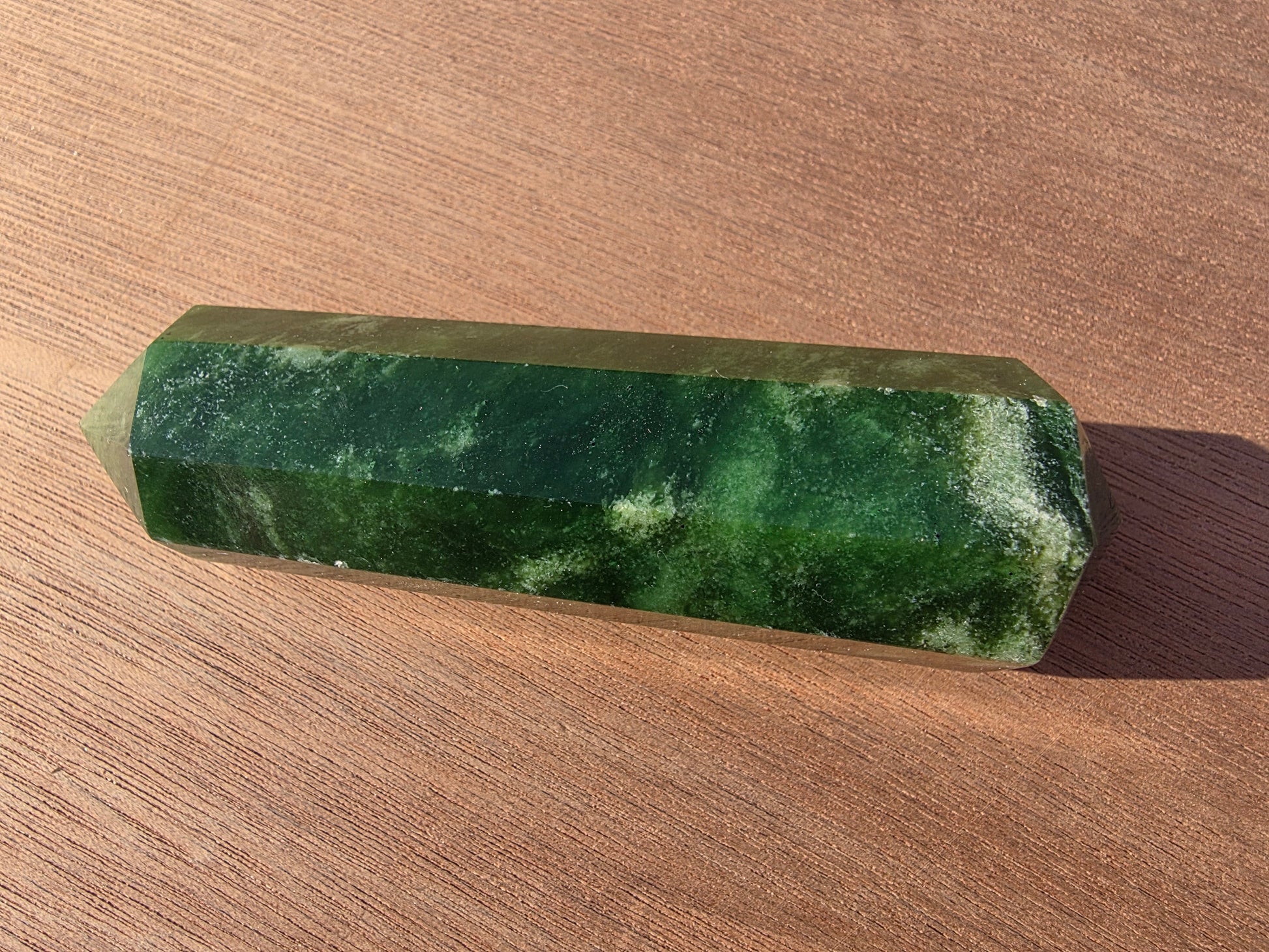 Vogel en jade néphrite du Canada Cristal Roche