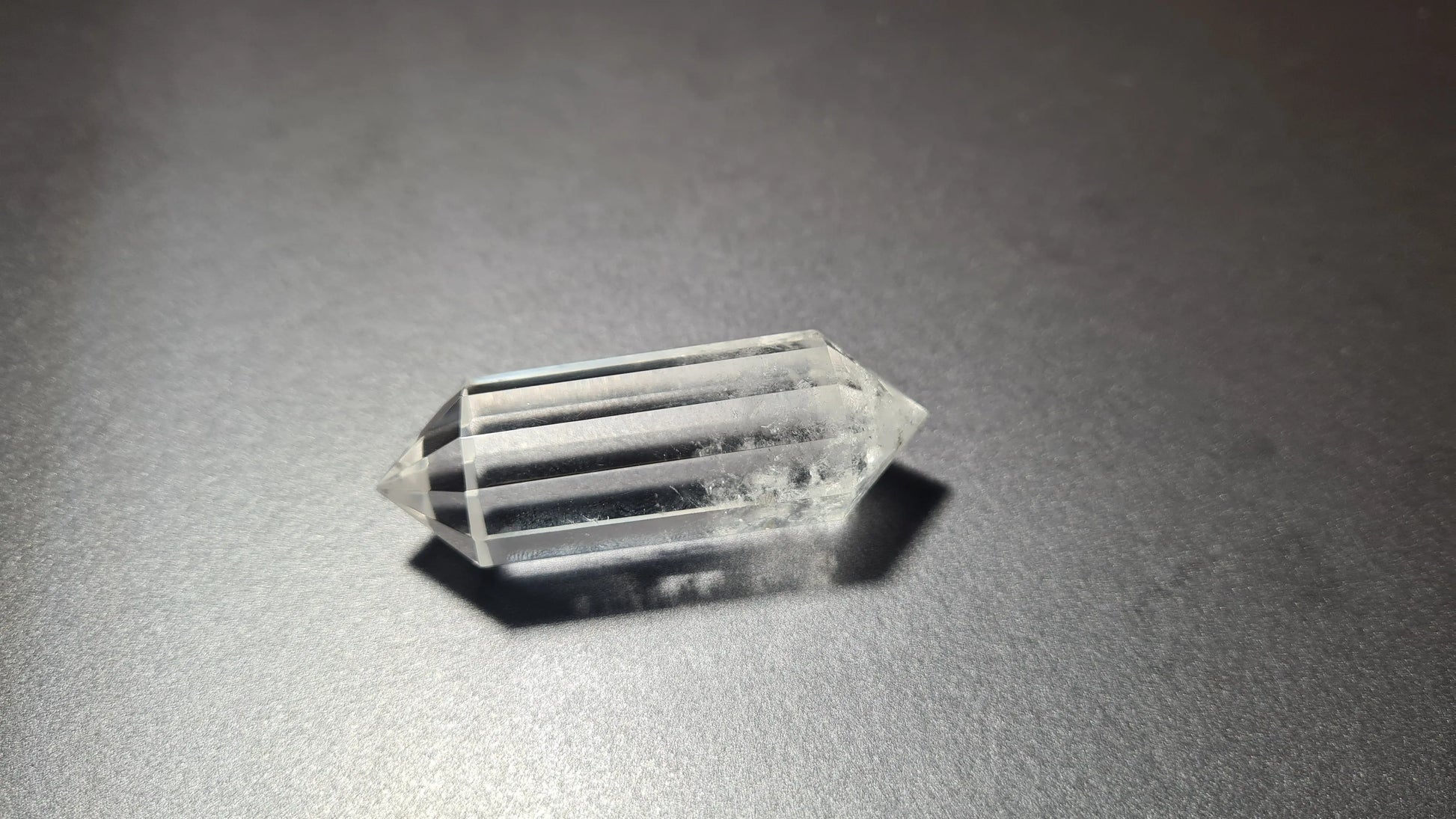 Cristal de quartz - 12 facettes - 5.6 x 1.8 cm - 30g Ma boutique