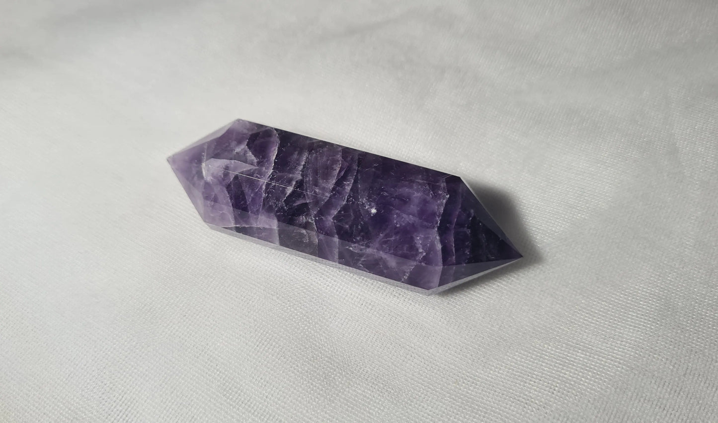 Améthyste taillée 12 facettes 7.5x2.4cm Cristal Roche