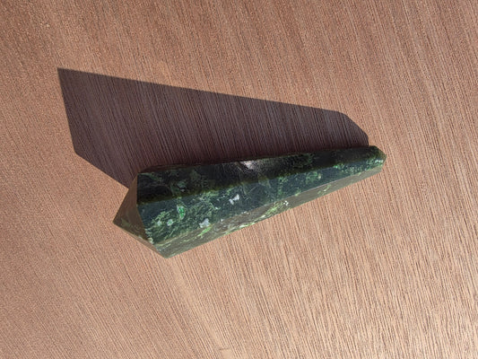 Vogel en jade néphrite du Canada Cristal Roche